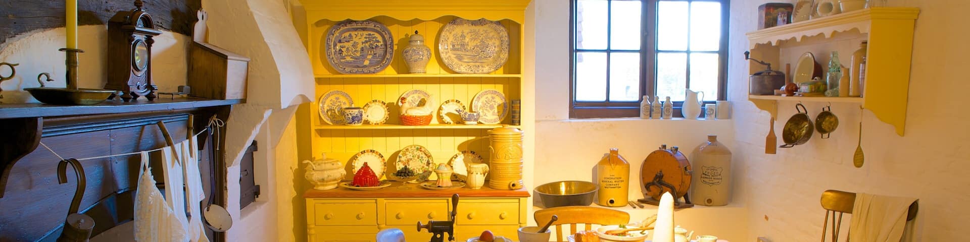 Tudor House and Garden mit einem Innenansichten und Haus