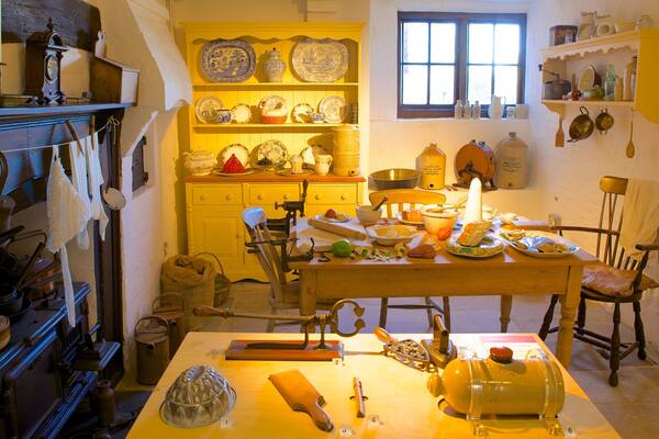 Tudor House and Garden mit einem Innenansichten und Haus