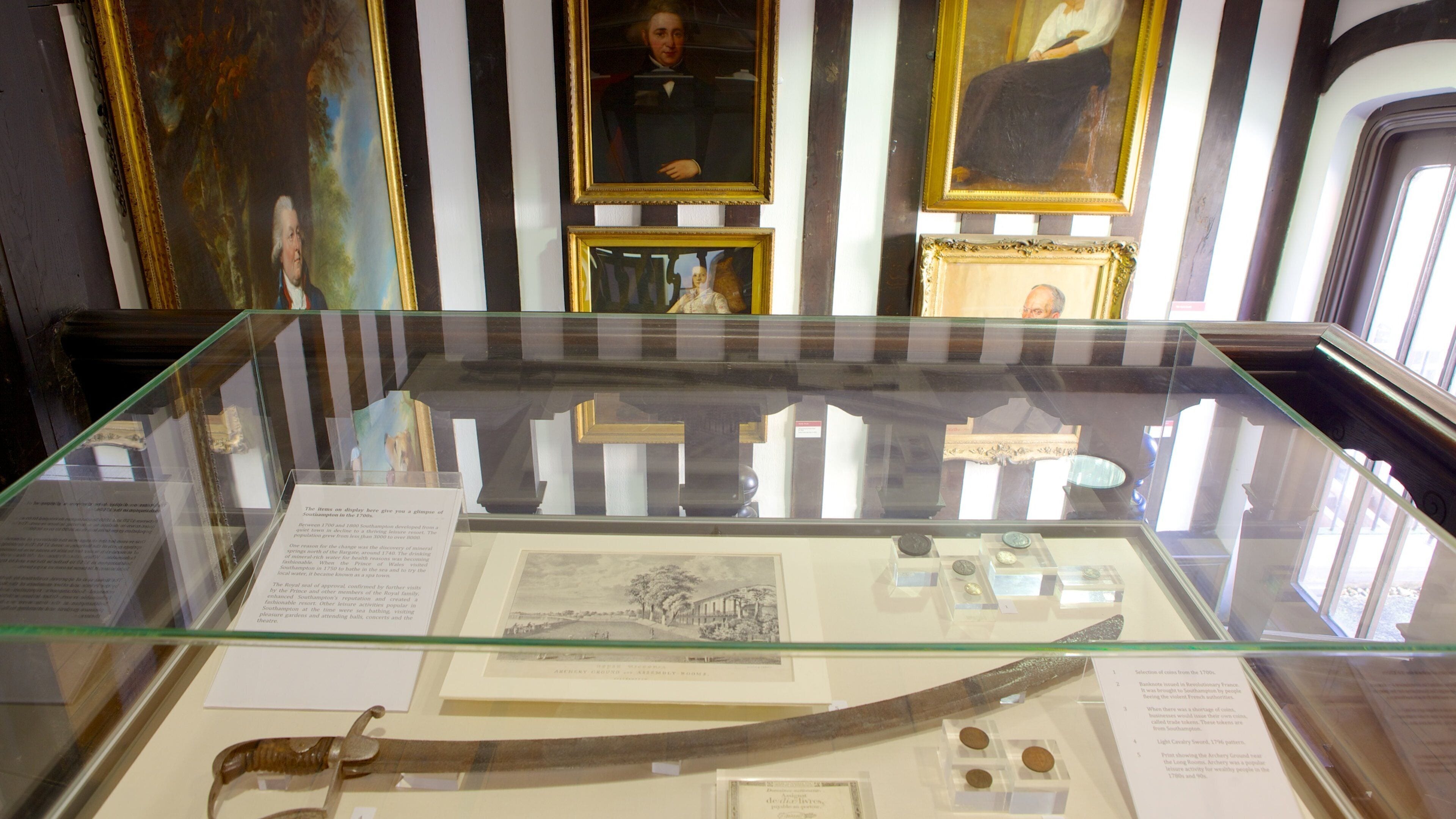 Tudor House and Garden showing a house and interior views