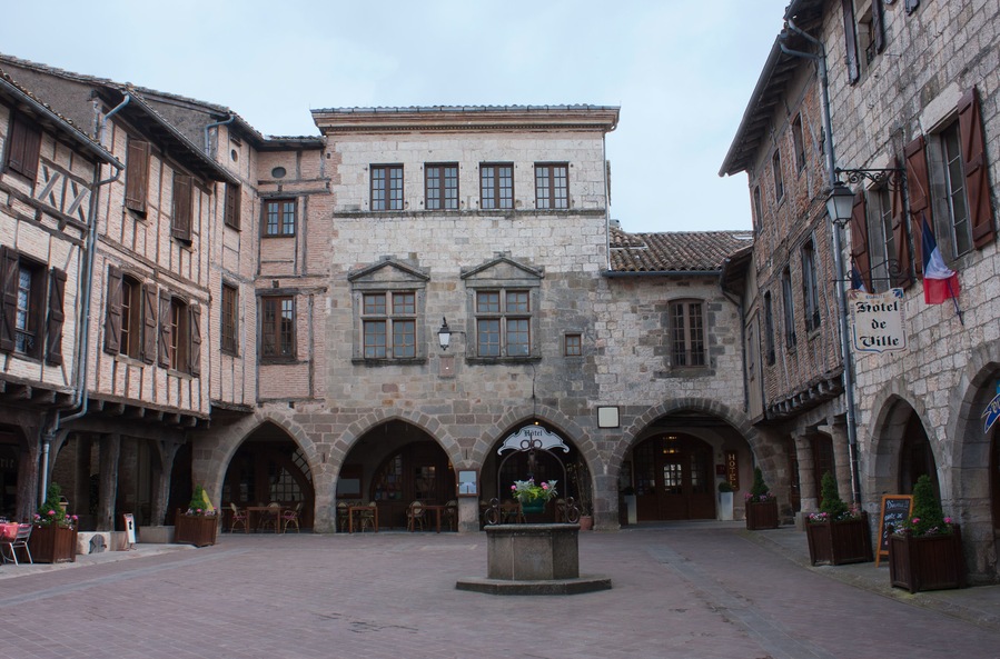 Place principale de Castelnau-de-Montmiral
