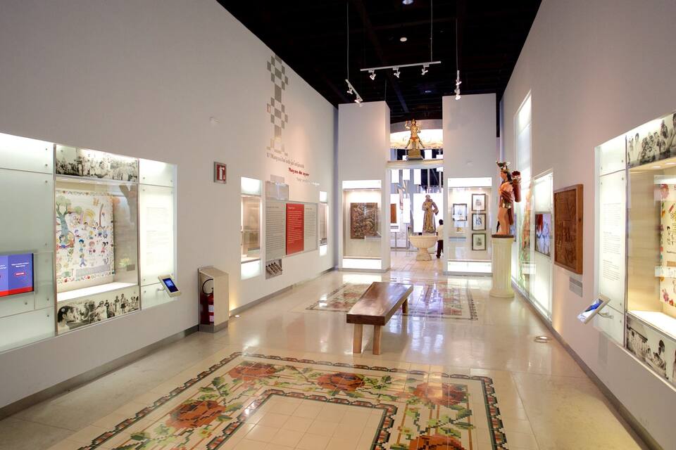 Una galería de arte con exhibiciones en las paredes y un suelo estampado.