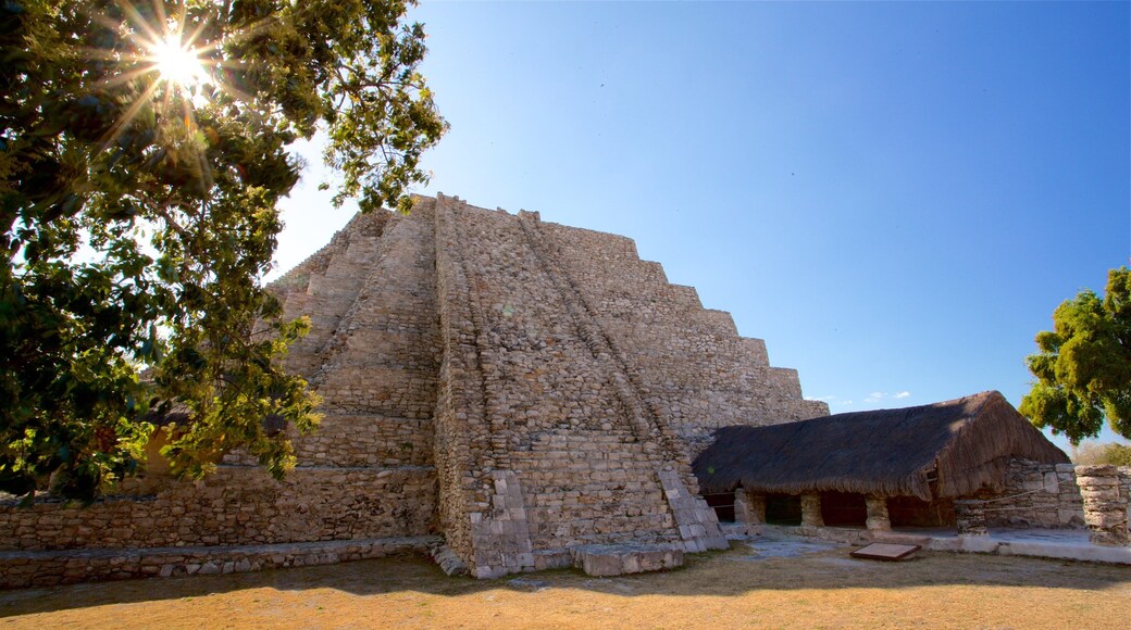 Ruinas mayas de Mayapán ofreciendo patrimonio de arquitectura y una puesta de sol