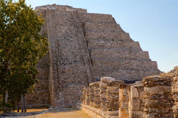 Mayapán Mayan Ruiner som viser historiske bygningsværker