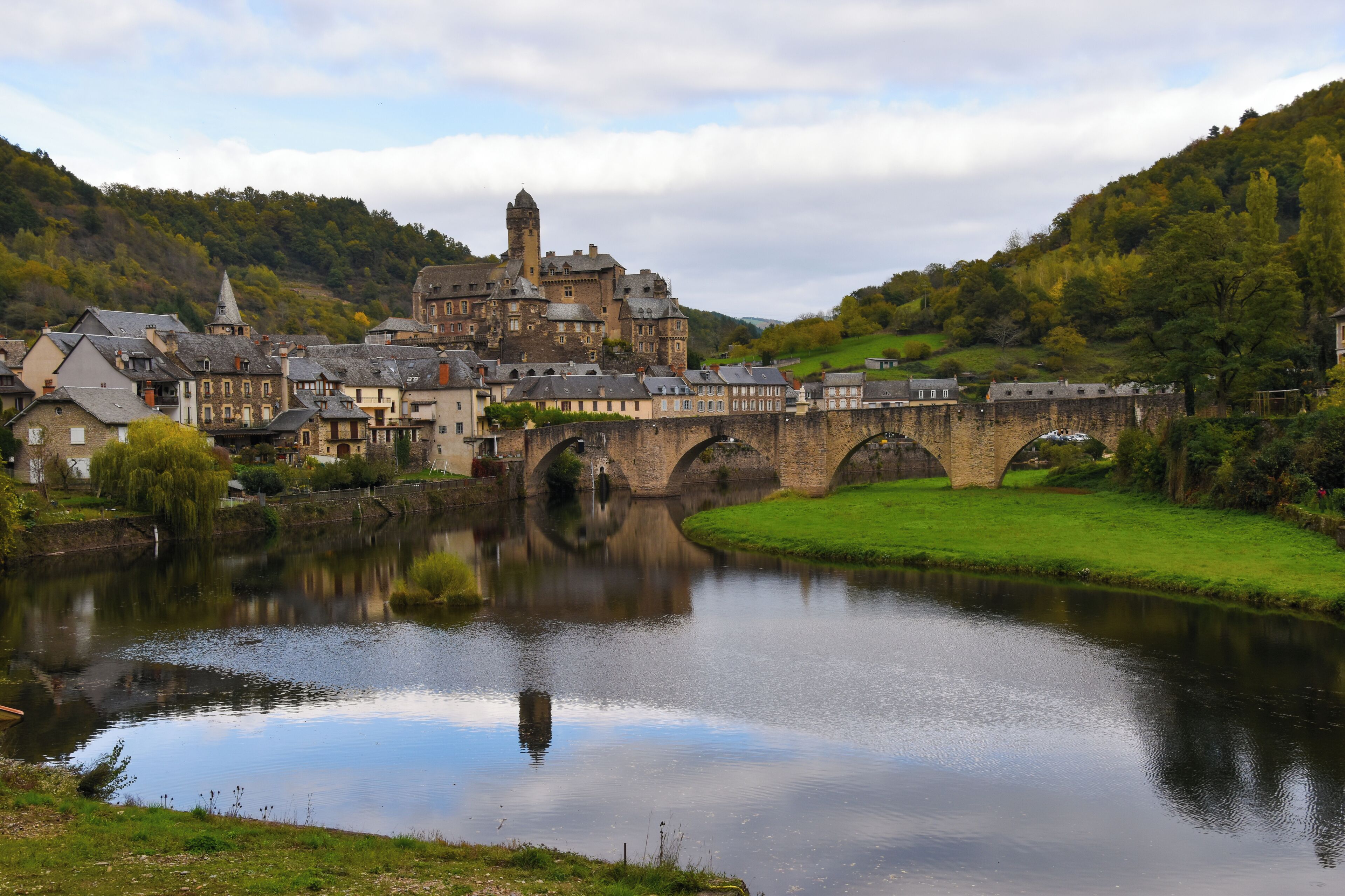 This building is indexed in the Base Mérimée, a database of architectural heritage maintained by the French Ministry of Culture, under the reference PA00094021 .