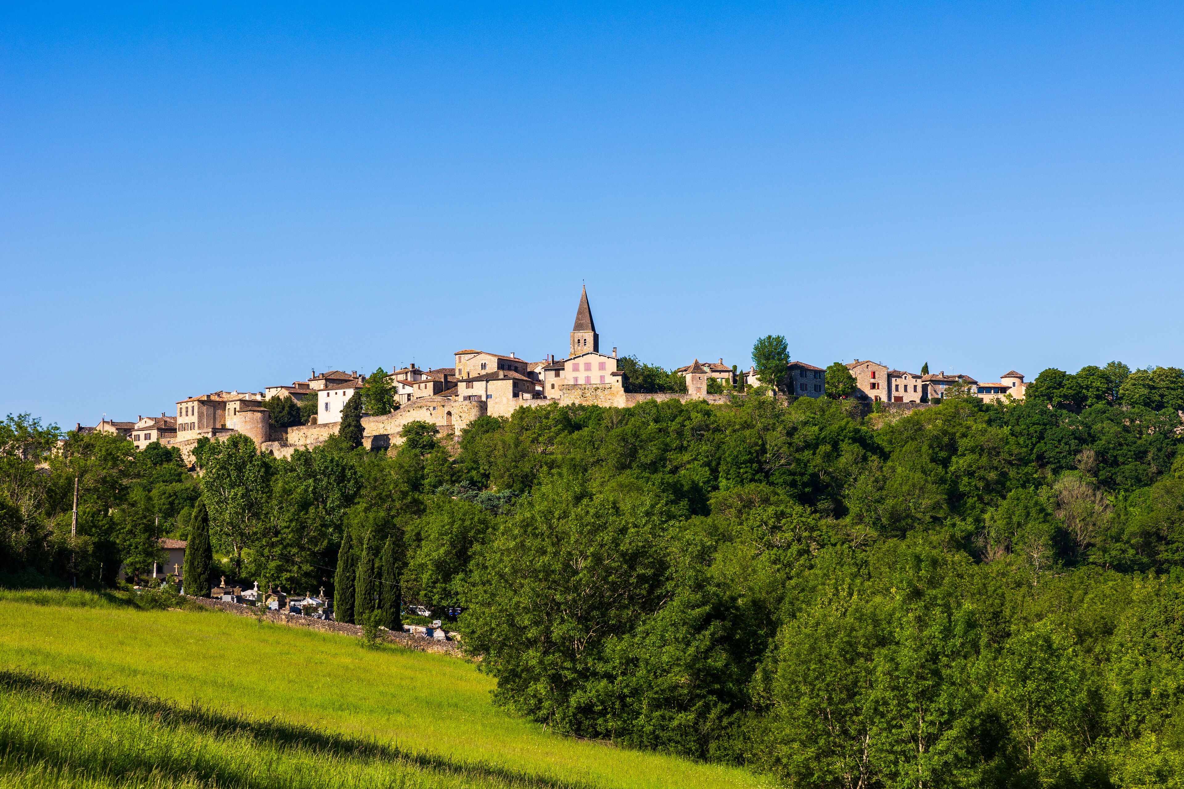 Village médiéval de Puycelsi, au sommet de son plateau rocheux et protégé par ses remparts du XIVe siècle, dominant la Forêt de la Grésigne