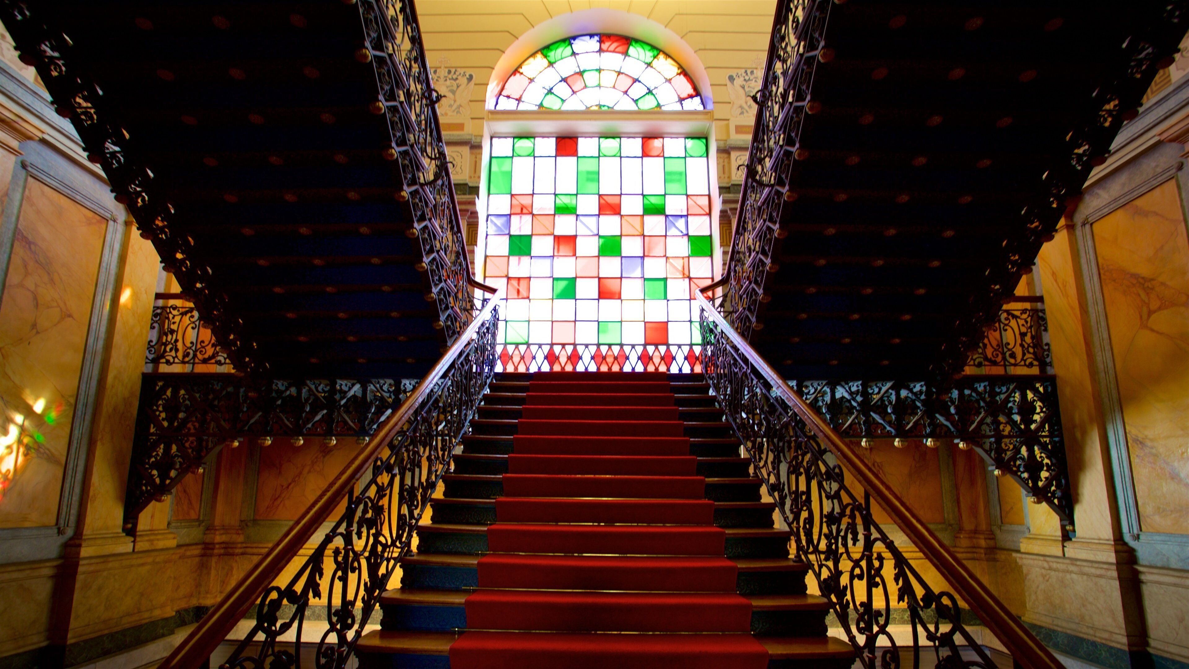 Museo Minero que incluye vista interna y elementos patrimoniales