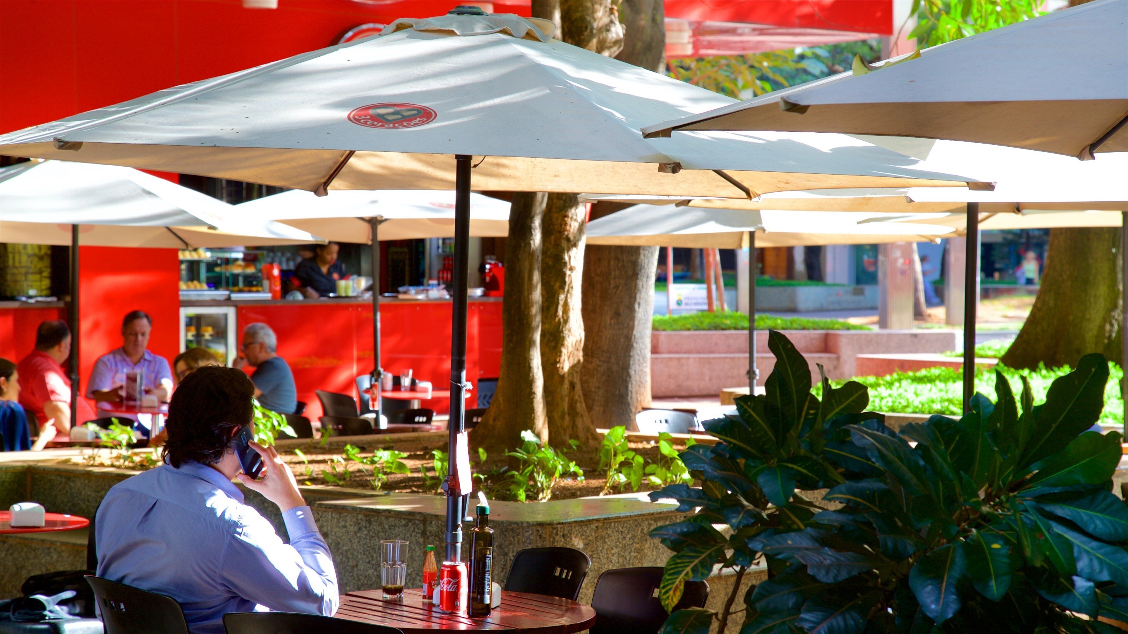 Plaza Savassi que incluye comidas al aire libre y también un hombre