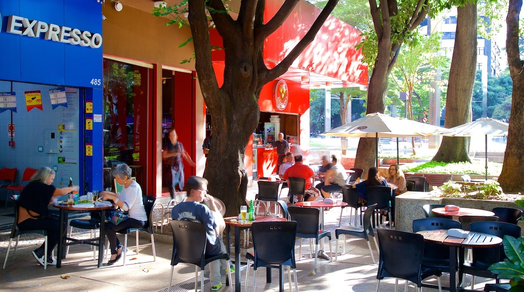 Praça da Savassi toont buiten eten en ook een klein groepje mensen