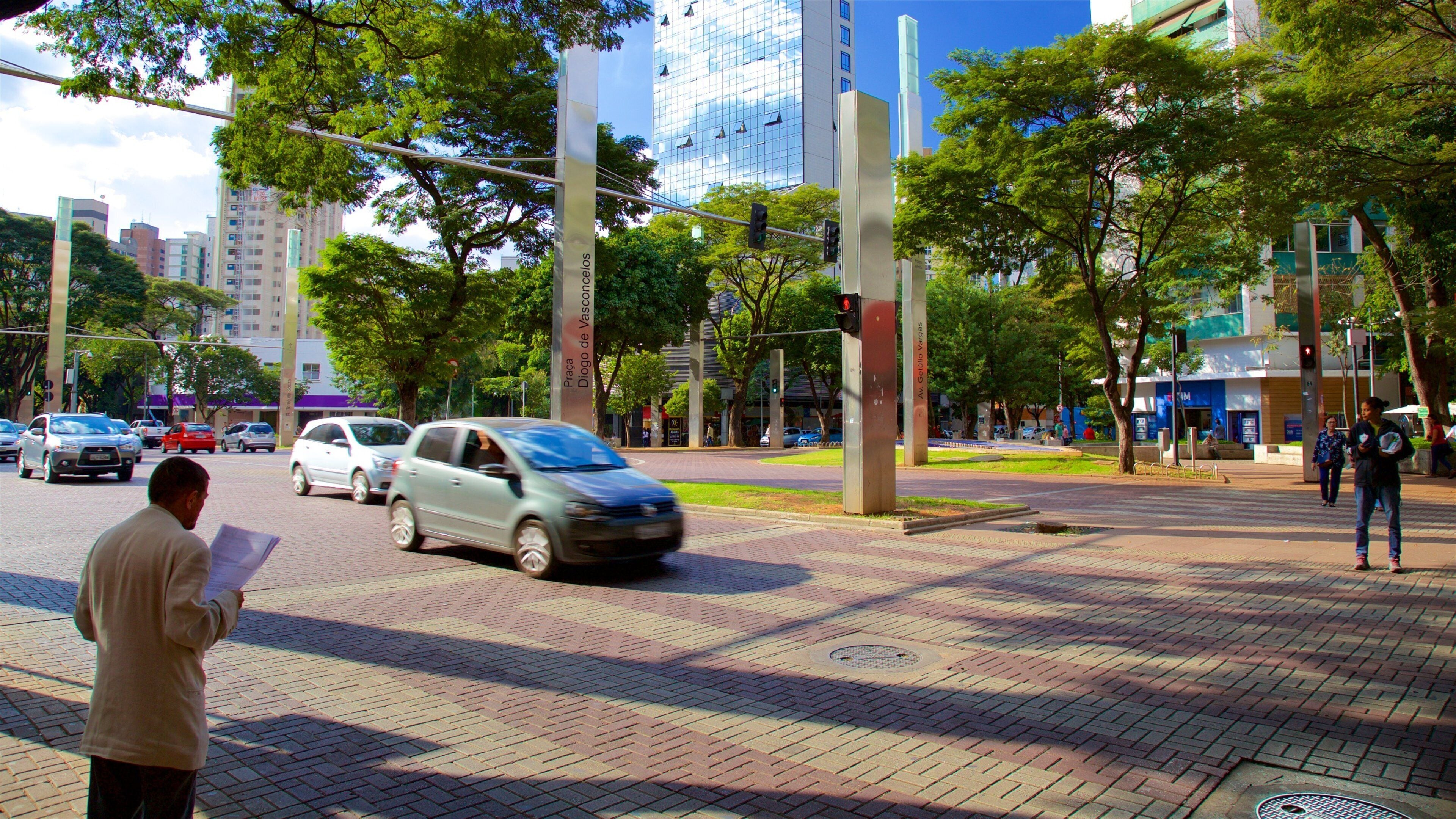 Praça da Savassi bevat straten en een stad en ook een man