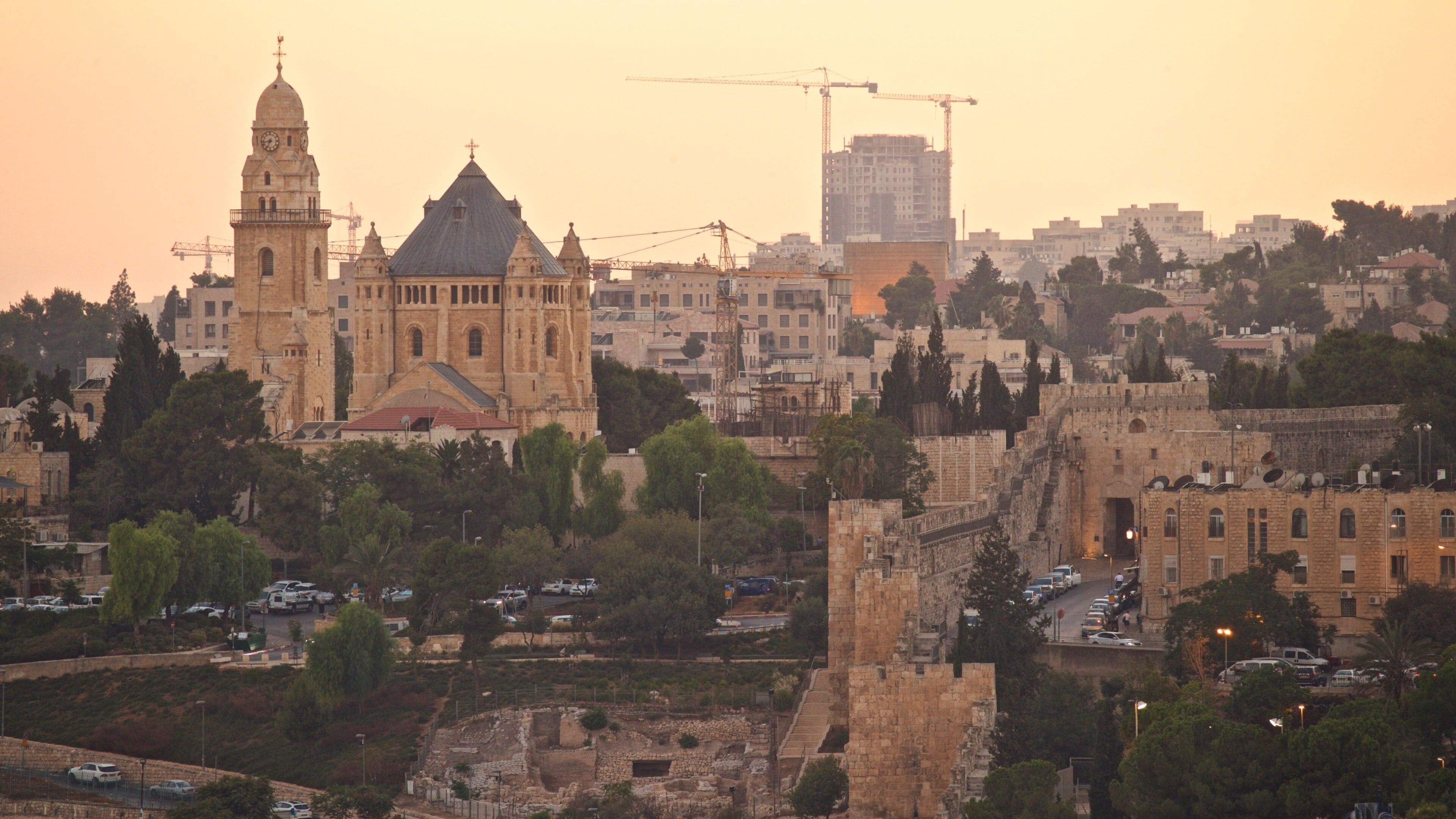 Monte Sion mostrando città, vista del paesaggio e architettura d\'epoca