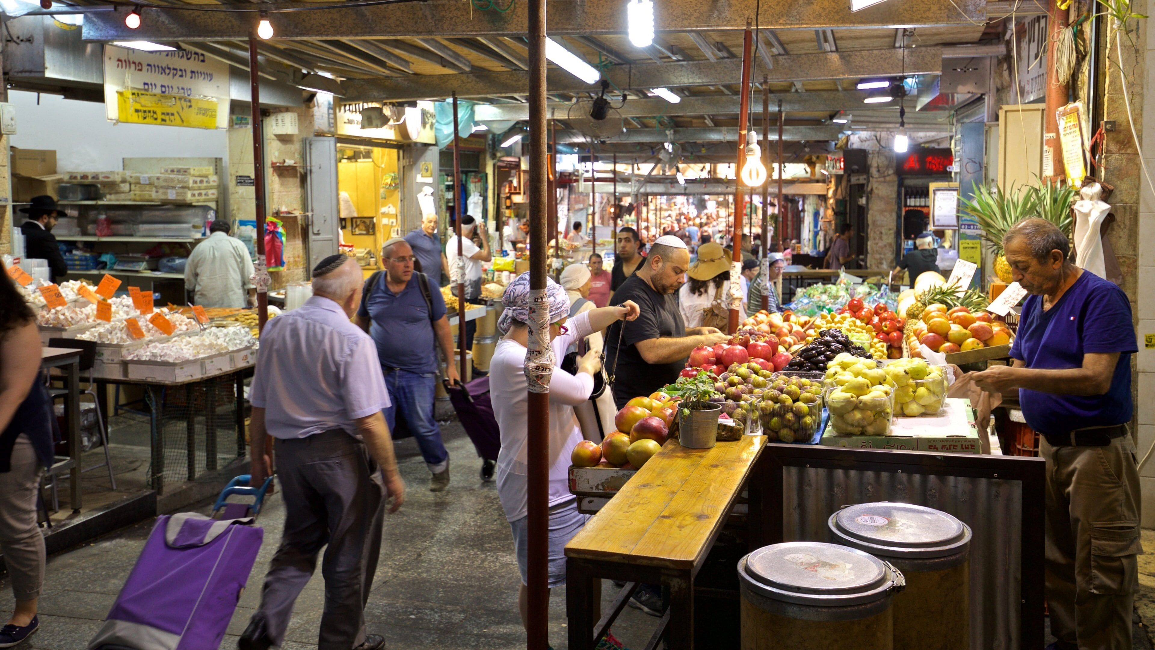 Den gamle bydel som viser markeder og mad såvel som en mand