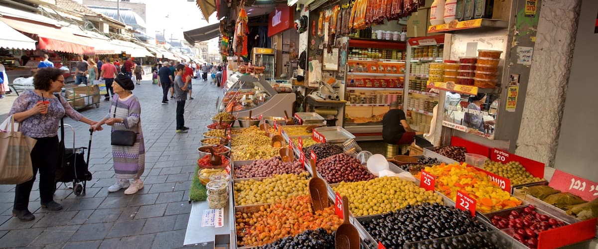 Altstadt welches beinhaltet Speisen, Märkte und Straßenszenen