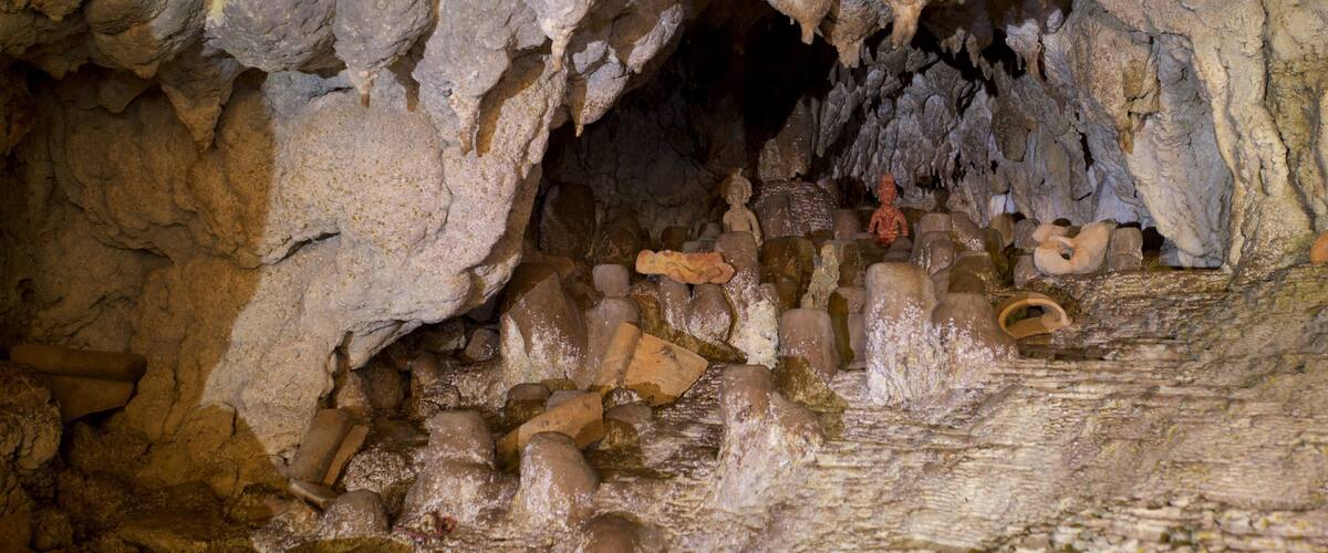 Grottes de Calcehtok qui includes patrimoine historique et gorge ou canyon