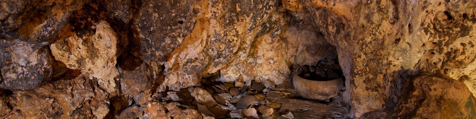 Calcehtok Caves featuring caves