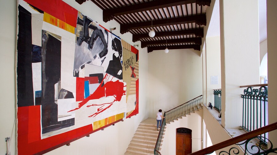 Museo de Arte Contemporáneo Ateneo de Yucatán montrant vues intérieures et art aussi bien que femme