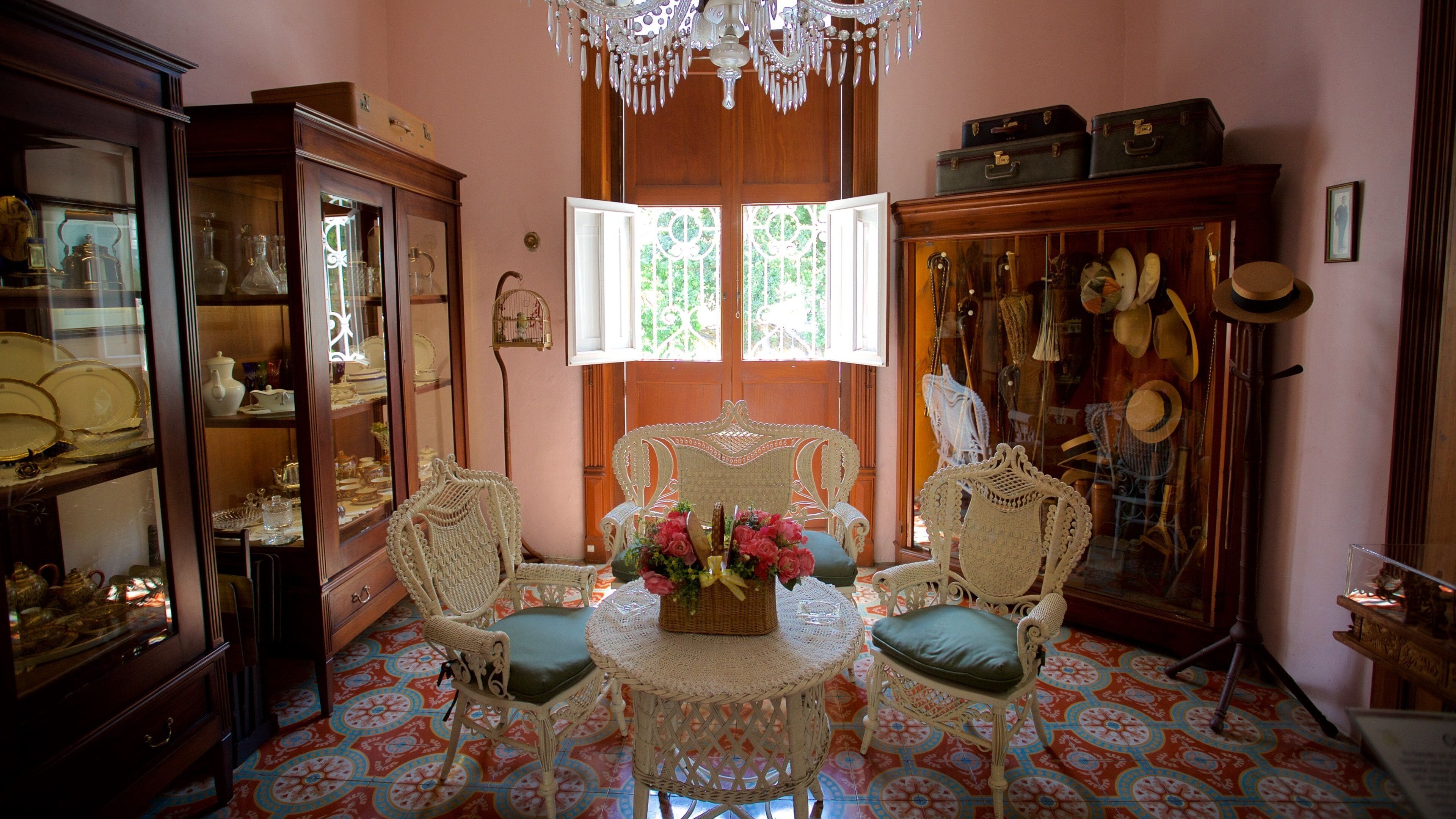 Casa Museo Montes Molina mostrando vistas internas, uma casa e elementos de patrimônio