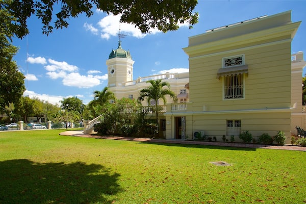 Casa Montes Molina Museum featuring a park