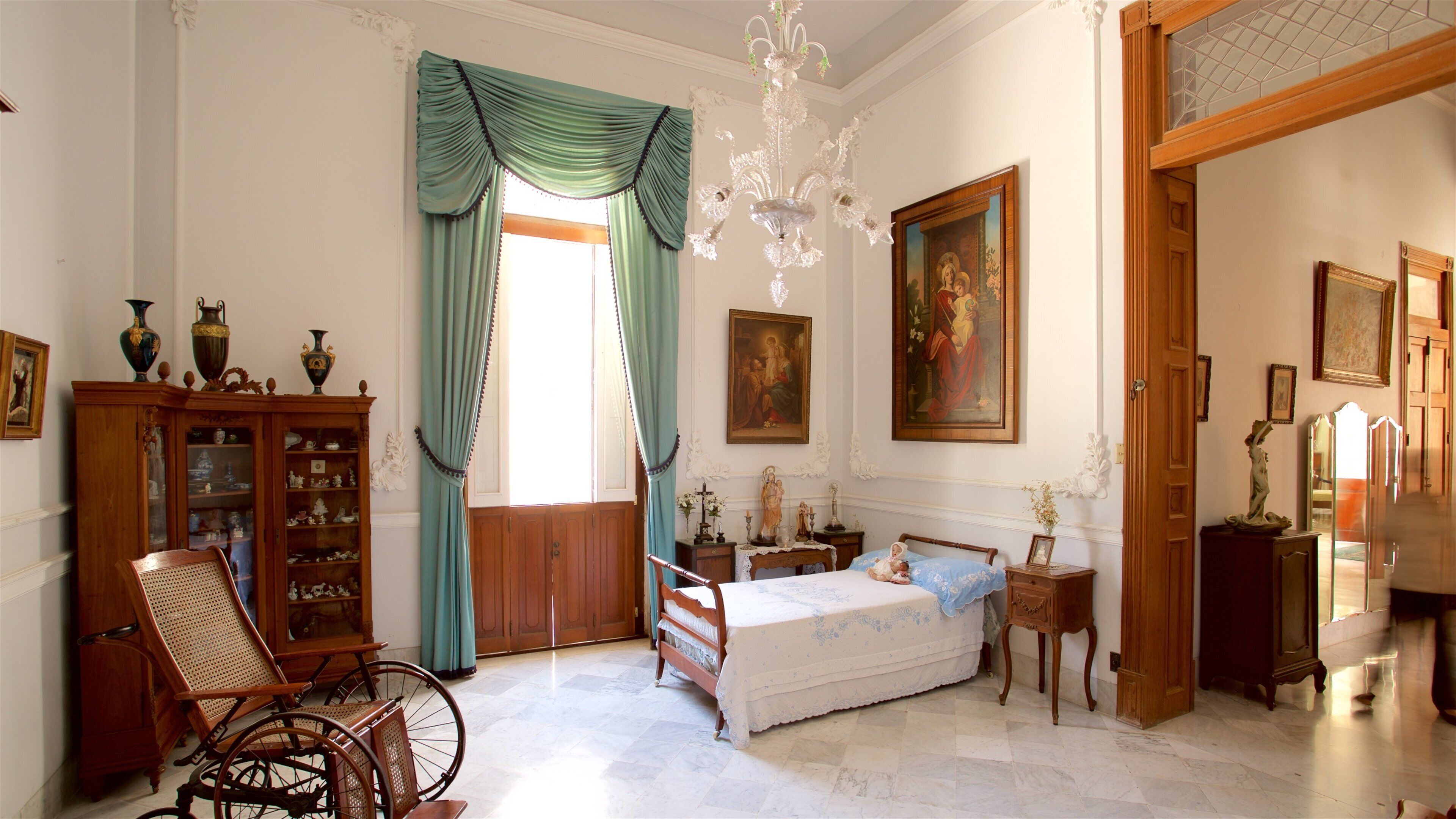 Casa Montes Molina Museum which includes a house, art and heritage elements