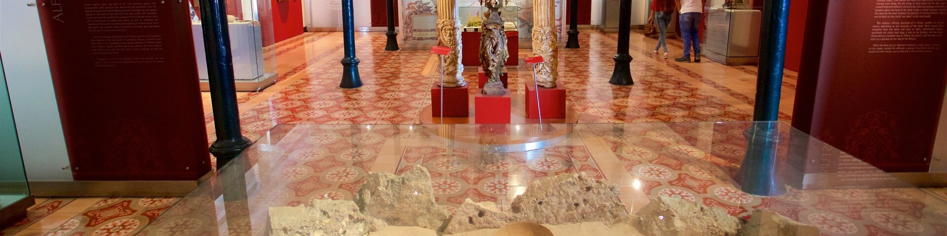 Museo de la Ciudad de Mérida mostrando vistas de interior y también una pareja