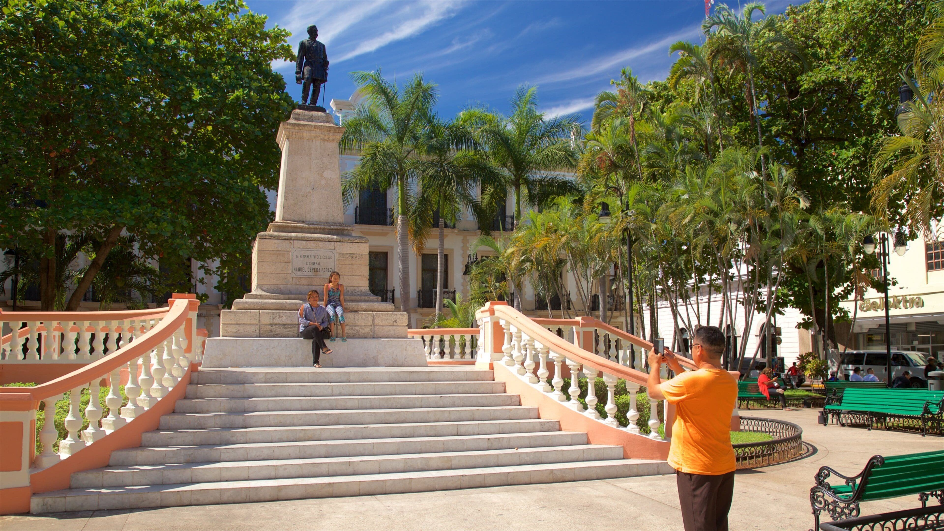 Parque Hidalgo caracterizando uma estátua ou escultura assim como uma família