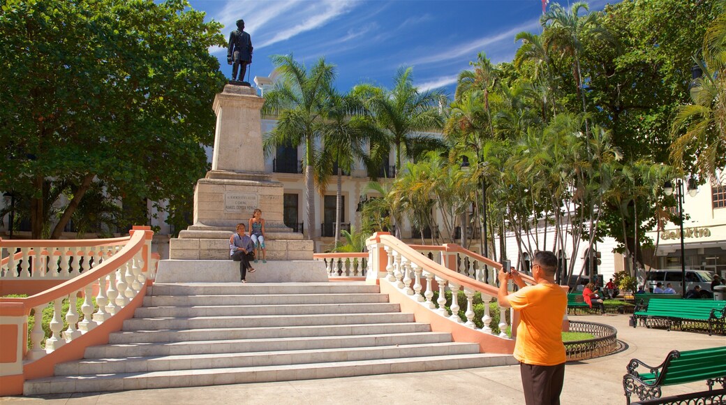 Parque Hidalgo caracterizando uma estátua ou escultura assim como uma família