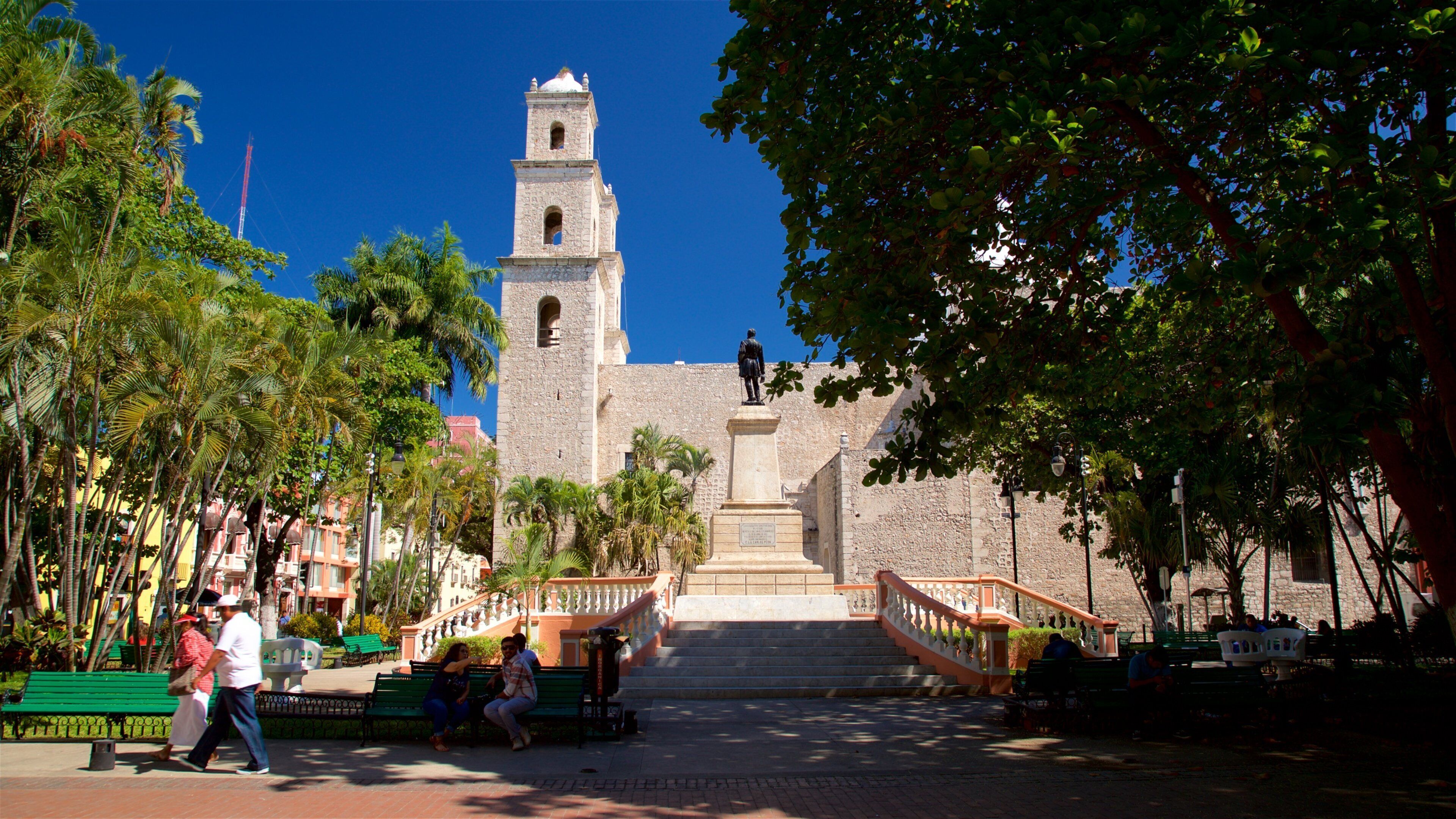 Hidalgo Park featuring heritage elements