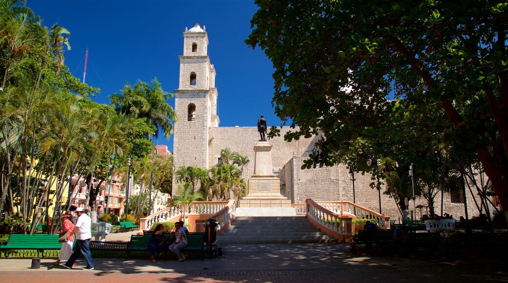 Hidalgo Park featuring heritage elements