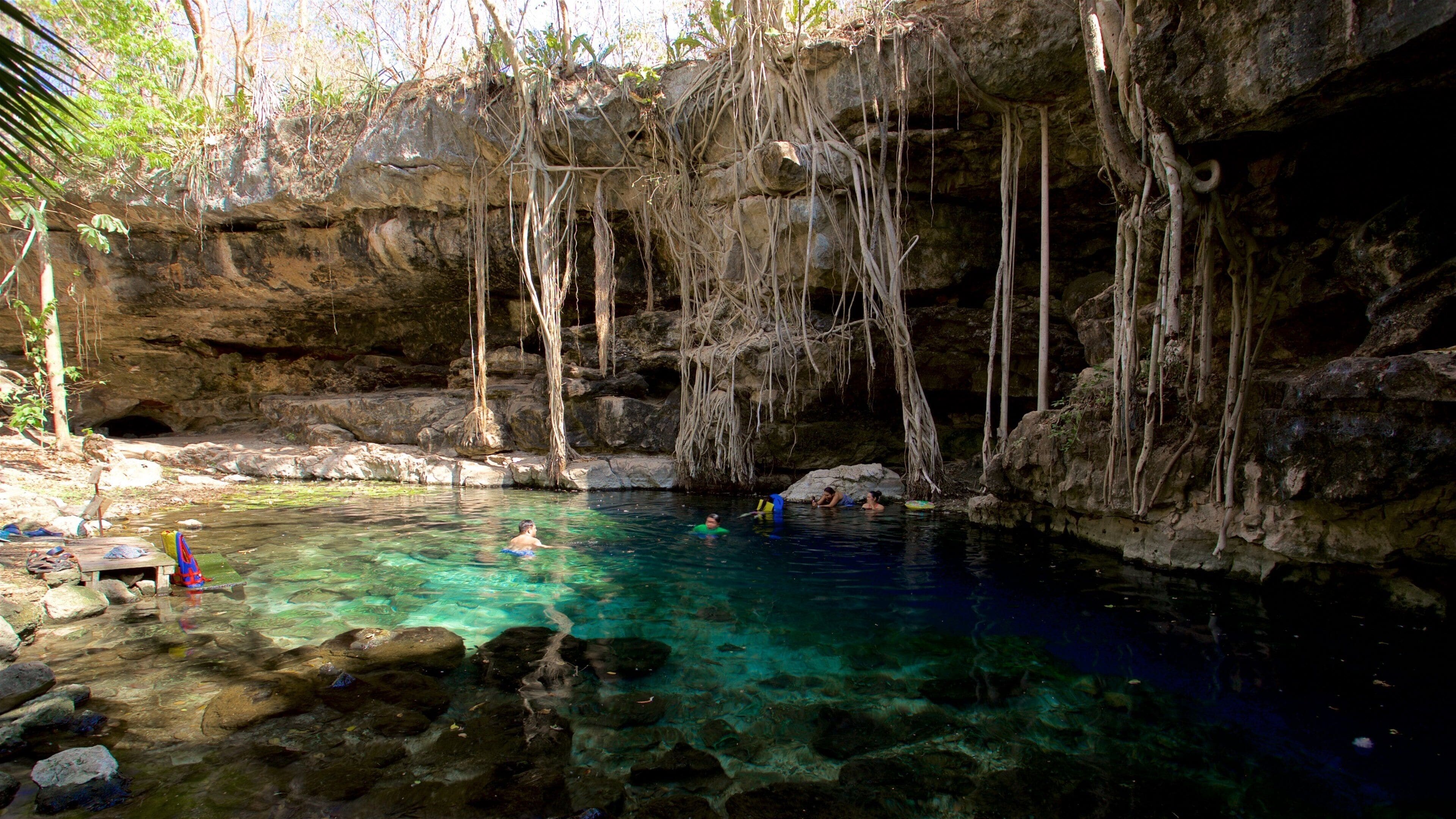 Cenote X\'batun fasiliteter samt innsjø og svømming i tillegg til en liten gruppe med mennesker