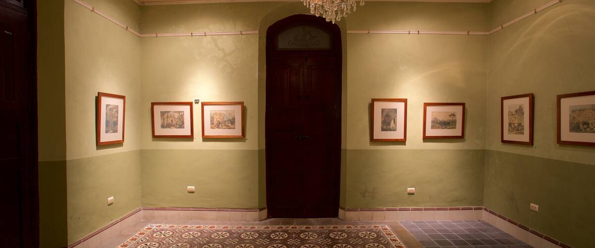 Casa Frederick Catherwood featuring interior views and art