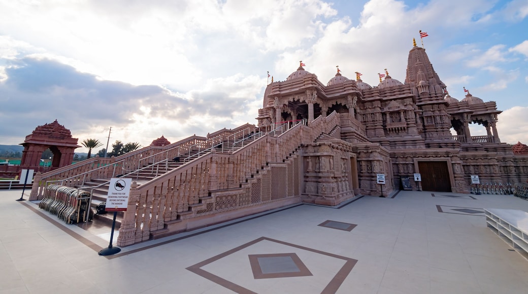 Exterior view of the famous BAPS Shri Swaminarayan Mandir