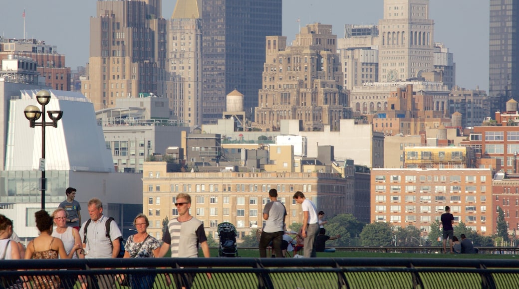 Hoboken Waterfront mostrando città cosi come un piccolo gruppo di persone