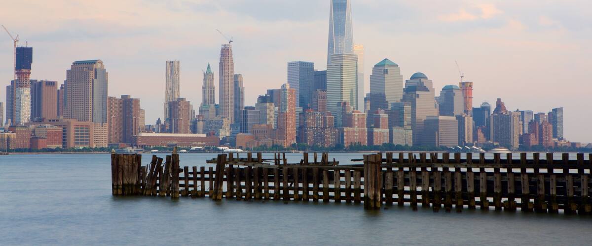Hoboken Hafenviertel welches beinhaltet Stadt und Fluss oder Bach