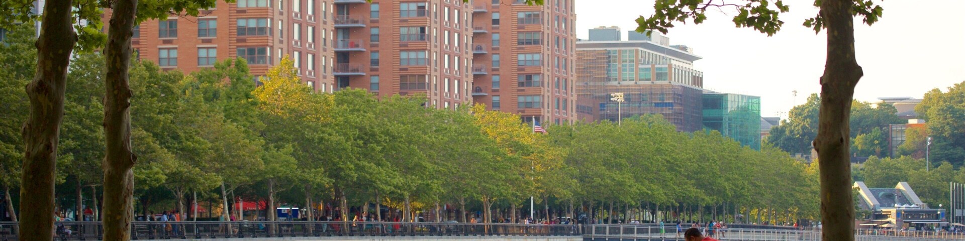 Muelles de Hoboken mostrando una bahía o un puerto, un parque y una ciudad