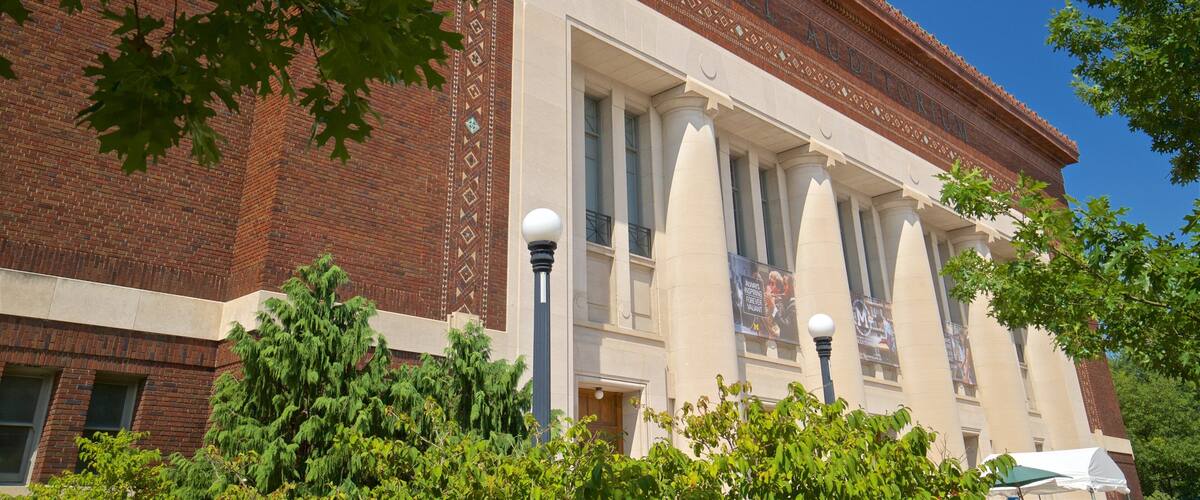 Auditorio Hill que incluye elementos patrimoniales