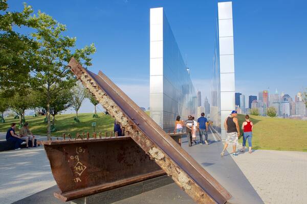 Empty Sky Memorial das einen Monument sowie große Menschengruppe