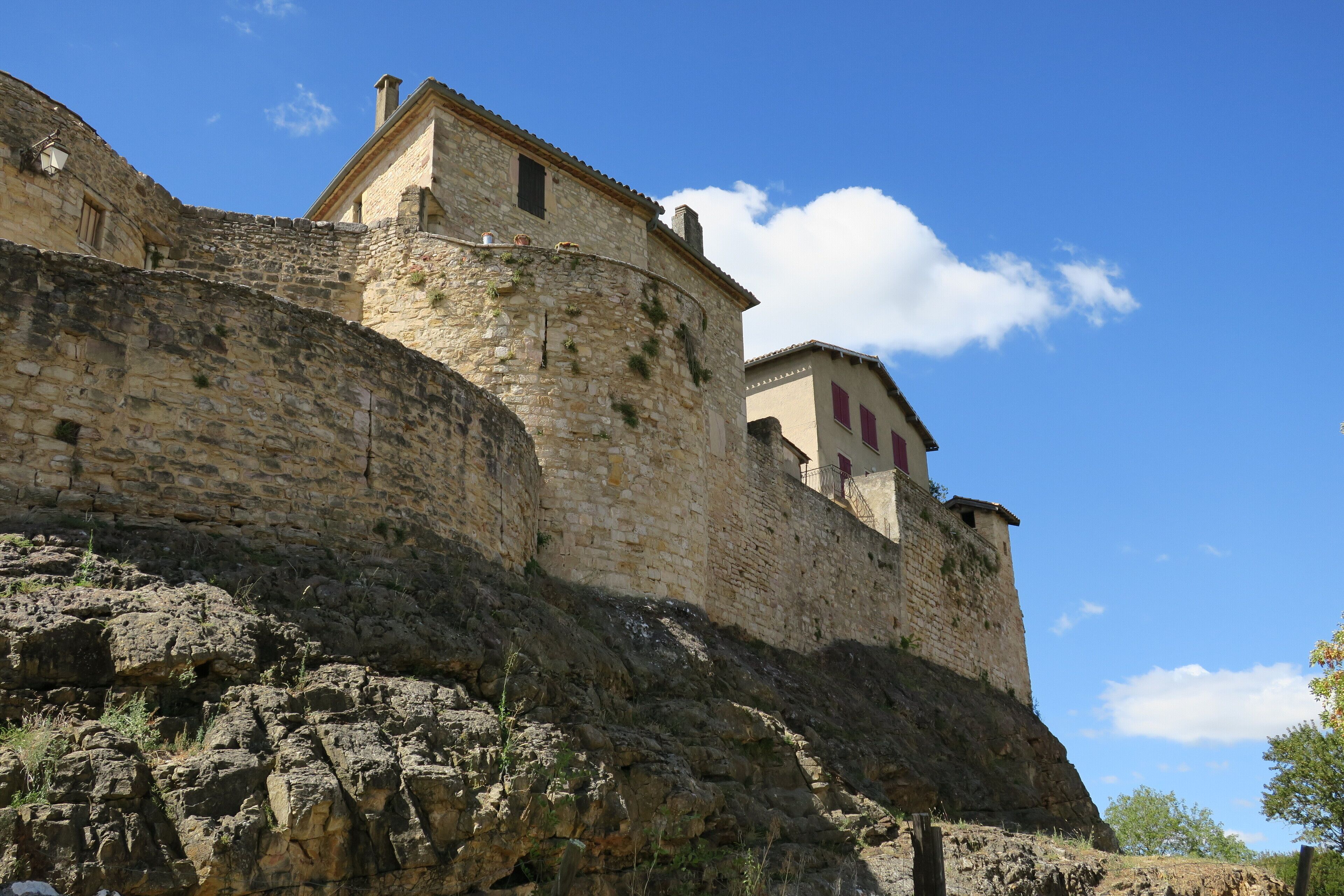 Puycelsi. City walls. Wall to the North of the Irissou gate.