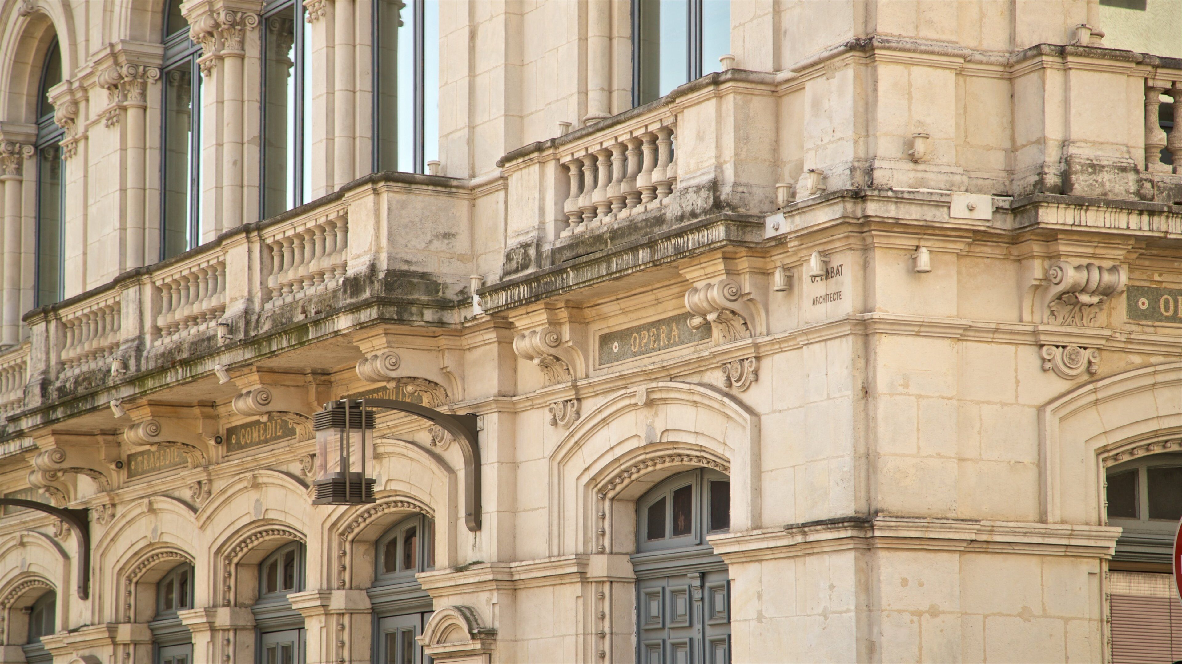 Nouveautes Theater som inkluderar historiska element