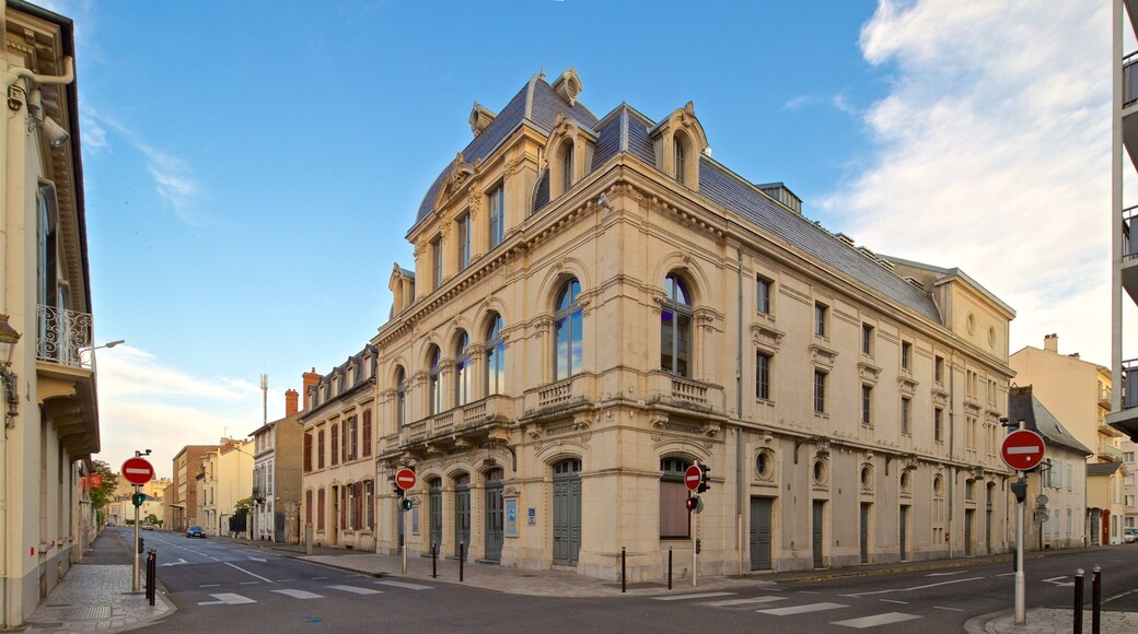 Nouveautes Theater som visar historisk arkitektur