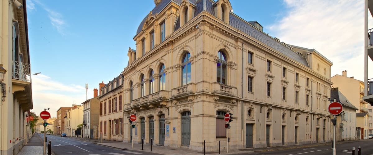 Nouveautes Theater featuring heritage architecture