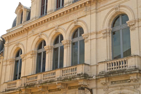 Nouveautes Theater showing heritage elements and interior views