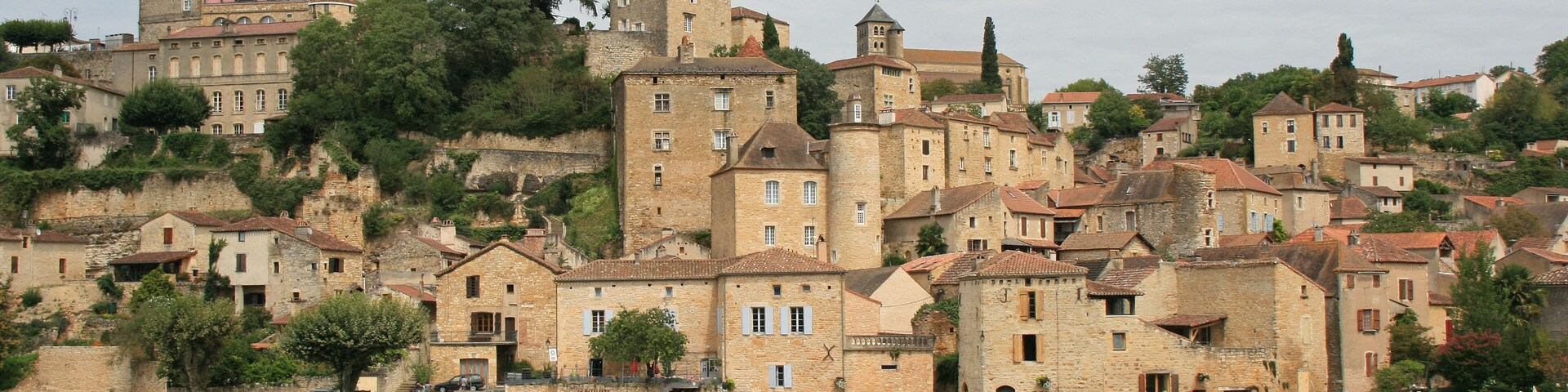 city of puy-l'Ă©vĂȘque and the river lot (france)