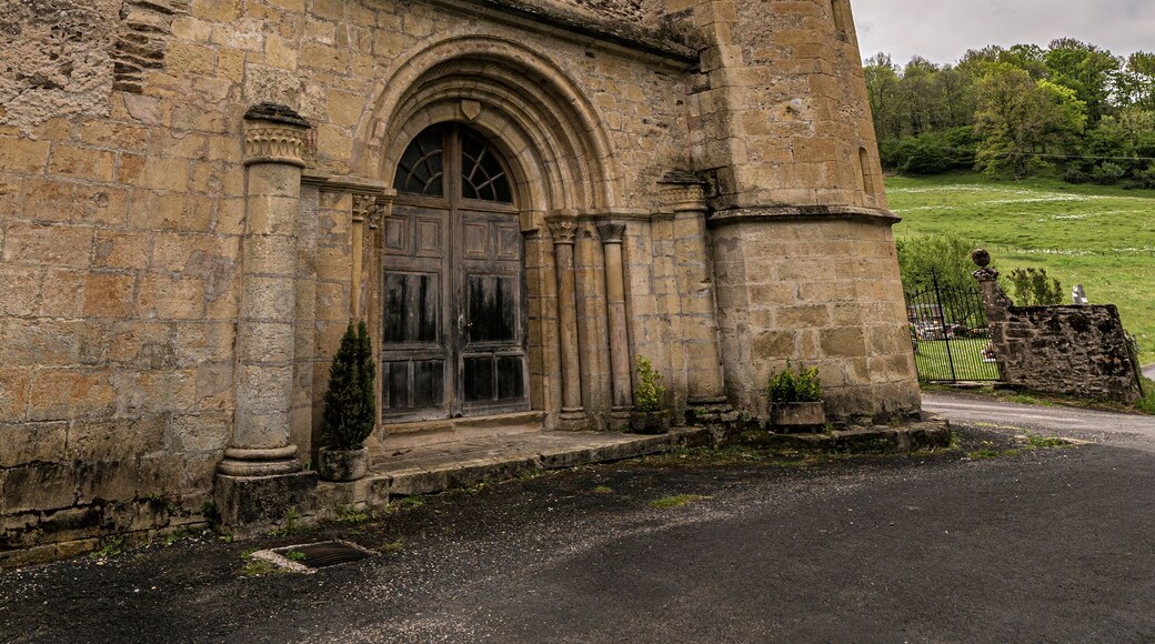 Façade de l'église du Cambon à Castelnau-de-Mandailles, Aveyron, France