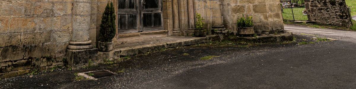 Façade de l'église du Cambon à Castelnau-de-Mandailles, Aveyron, France