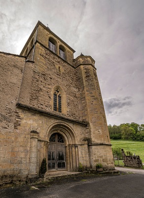 Façade de l'église du Cambon à Castelnau-de-Mandailles, Aveyron, France