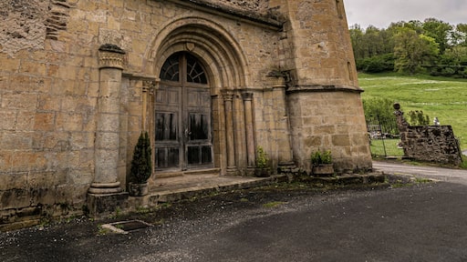 Façade de l'église du Cambon à Castelnau-de-Mandailles, Aveyron, France