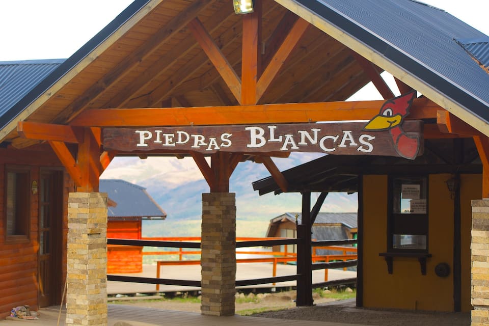 Um edifício de madeira com uma placa que diz 'Piedras Blancas'.