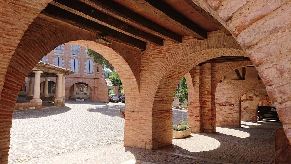 Passage voûté, Place de la Halle aux Grains, Auvillar, région Occitanie, Tarn-et-Garonne, France.