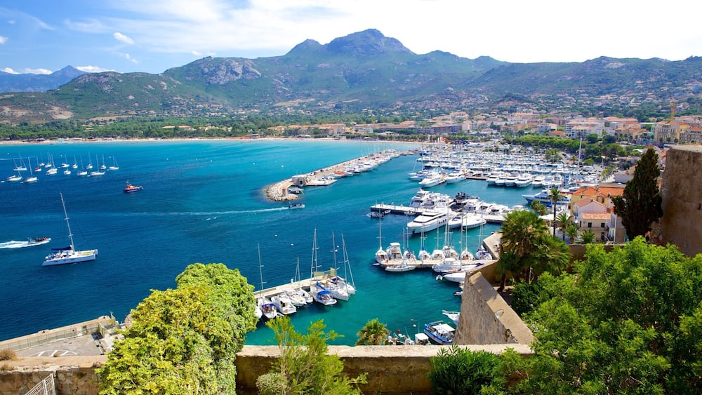 Chapelle de Notre Dame de la Serra montrant marina et ville côtière