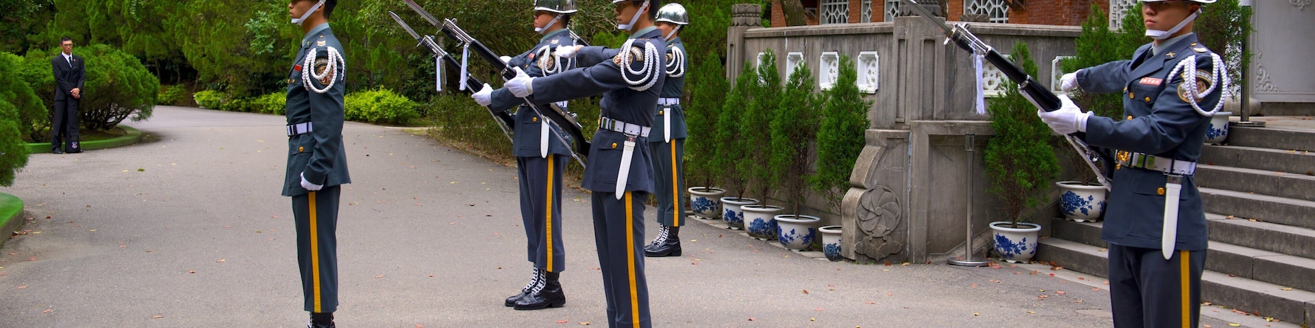 Mausoléu de Cihu e Cihu caracterizando itens militares e um parque