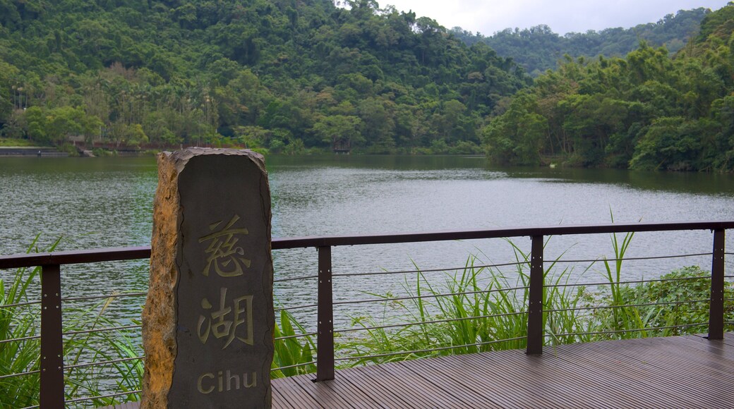 Cihu- og Cihu-mausoleet som viser hage og innsjø